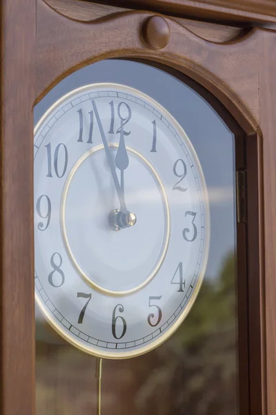 Orologio in legno in stile retro — Foto Stock