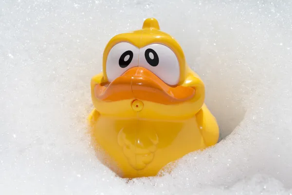 Canard jaune pour les jeux dans une salle de bain — Photo