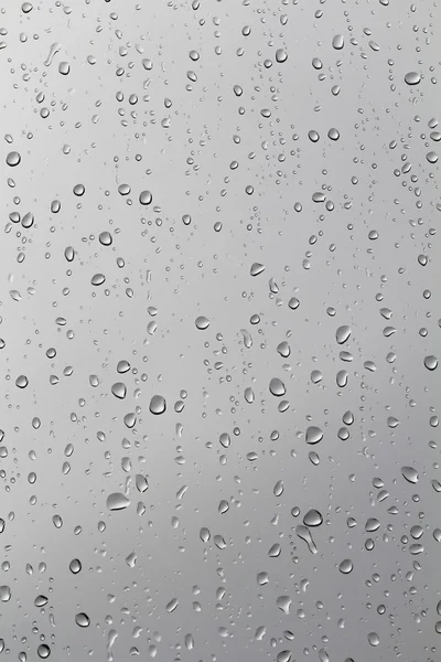 Nublado, gotas de lluvia en vidrio de ventana —  Fotos de Stock