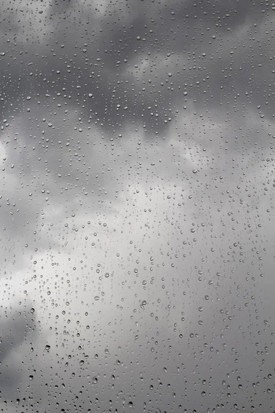 Storm wolken en regen druppels op vensterglas — Stockfoto