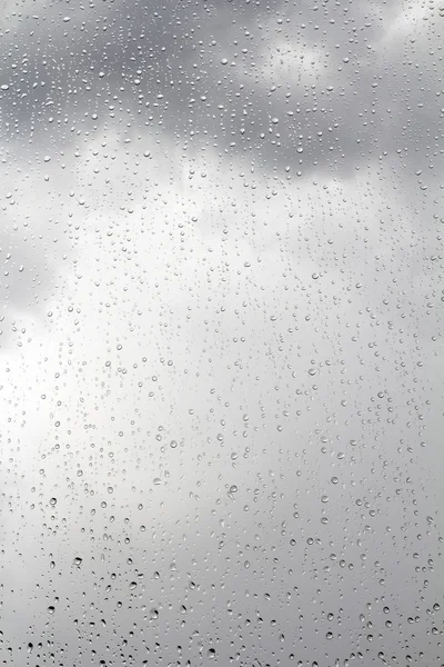 Donkere stormachtige lucht en regendruppels — Stockfoto