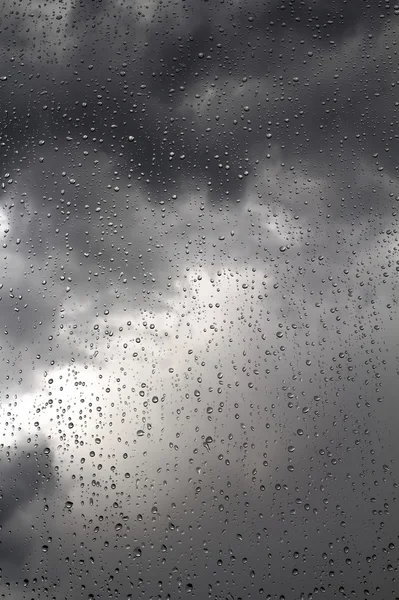 Nero cielo tempestoso e gocce di pioggia — Foto Stock