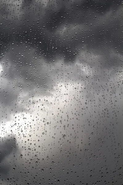 Ciel orageux noir et gouttes de pluie — Photo