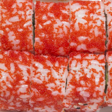 havyar ile birkaç suşi rulo