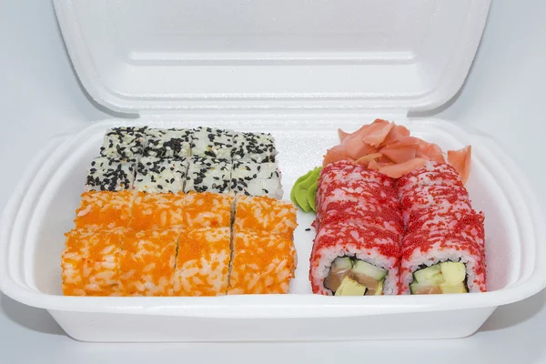 组的寿司卷在一个塑料盒 — 图库照片
