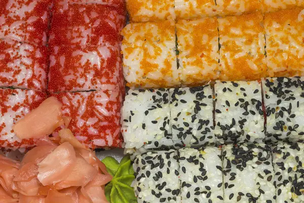 Assortiment van drie soorten sushi rolt — Stockfoto