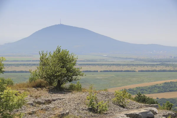 Uitzicht op de berg Masjoek met een bergplateau Lisaya — Stockfoto