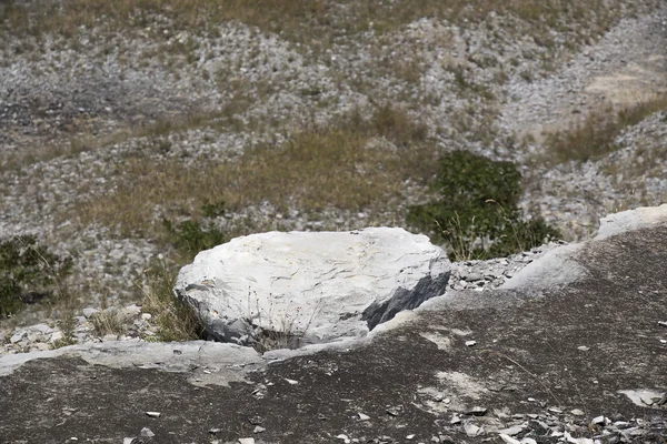 Piedra blanca rota en el borde del acantilado —  Fotos de Stock