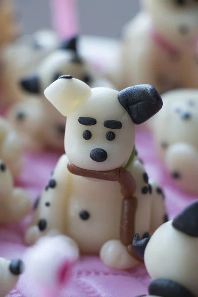 Dalmaçyalı yavru sosis bir diş ile marzipan yapılır