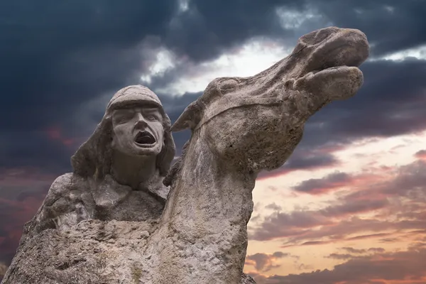 Monument voor de eerste leden van de komsomol bij zonsondergang, pyatigorsk, Rusland — Stockfoto