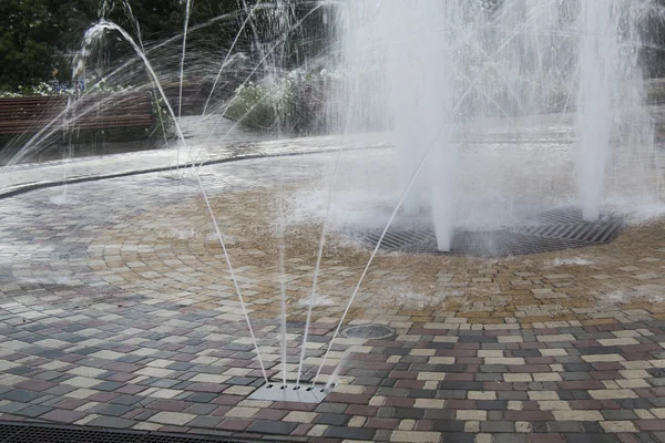 Ruisseaux d'eau dans la fontaine fermer — Photo