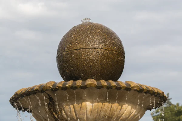 Bovenste deel van de fontein (kom en bol) — Stockfoto