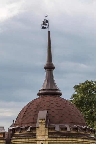 Schaufel am Bauzaun am Morgen — Stockfoto