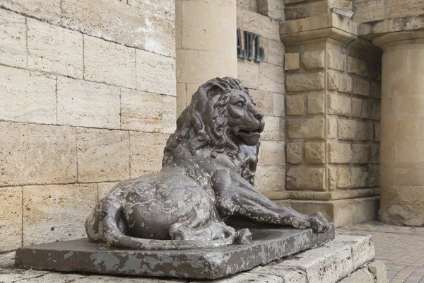 Lion sculpture before  tunnel to the underground lake Proval, Py — Stock Photo, Image