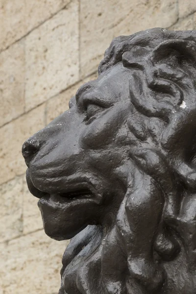 Lion painted in brown against a yellow wall — Stock Photo, Image