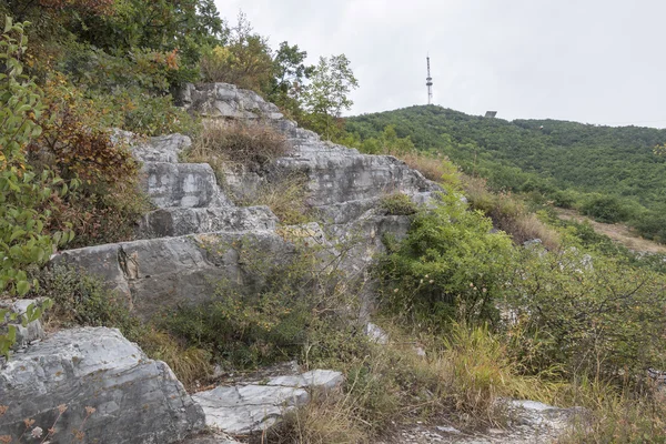 Uitzicht op de bergtop Masjoek met een Tv-toren — Stockfoto