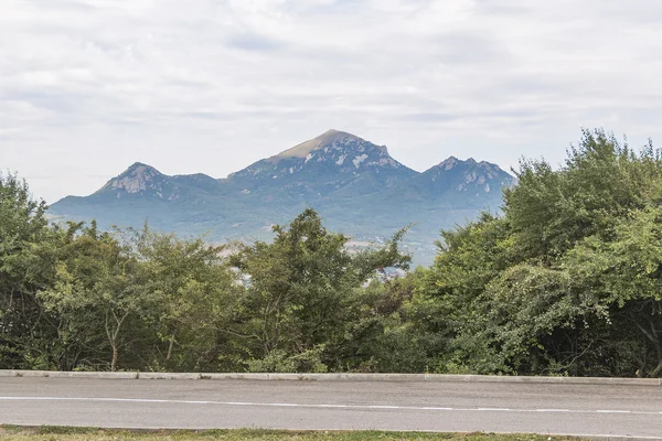 Uitzicht op Mount Beshtau door Masjoek in Pyatigorsk, Rusland — Stockfoto