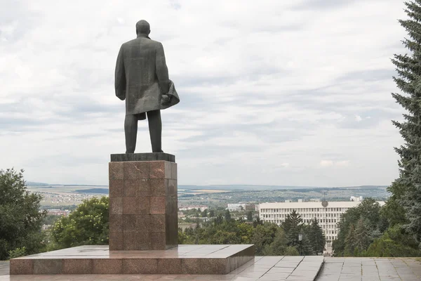 Пам'ятник Леніну у П'ятигорську виглядати міської адміністрації будівл — стокове фото