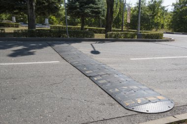 Hız tümseği şehir sokak üzerinde