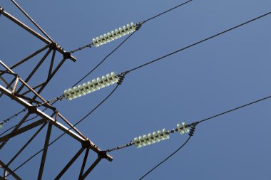 Yüksek voltajlı elektrik hatları izolatörler