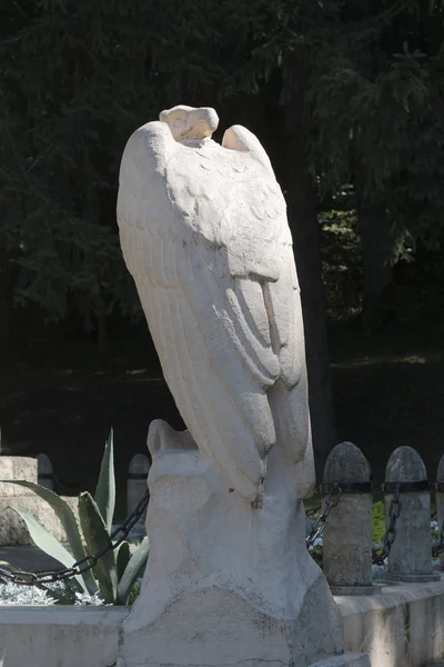 Sculpture of a griffin at memorial — Stock Photo, Image