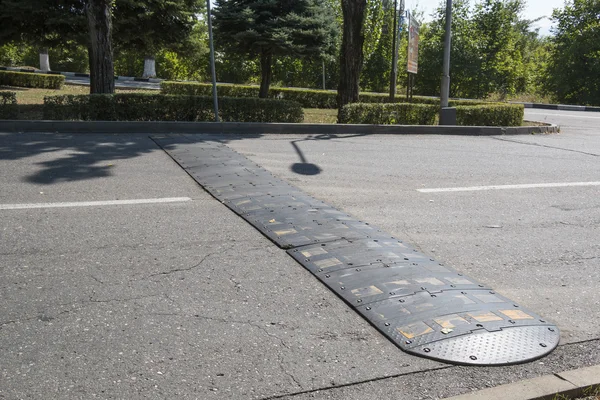 Verkeersdrempel op stad straat — Stockfoto