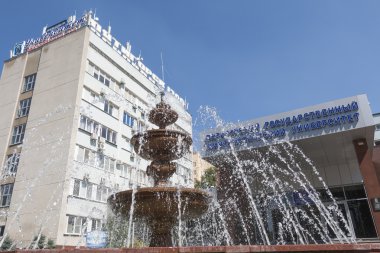 Çeşme ve bina Pyatigorsk State Linguistic University,