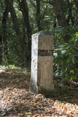 Eski asfalt yolda eski beton baba