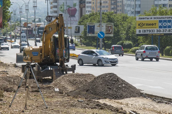 Graafmachine, werk uit te breiden van de weg in pyatigorsk, Rusland — Stockfoto