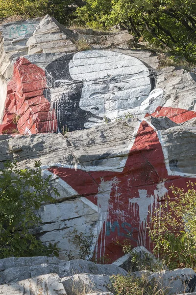 Lenins portret bevuild door verf op de berg Masjoek, pyatigo — Stockfoto