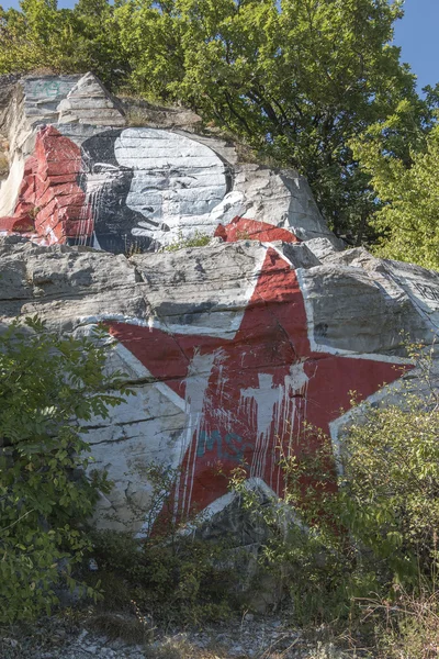 Lenins portret bevuild door verf op de berg Masjoek, pyatigo — Stockfoto