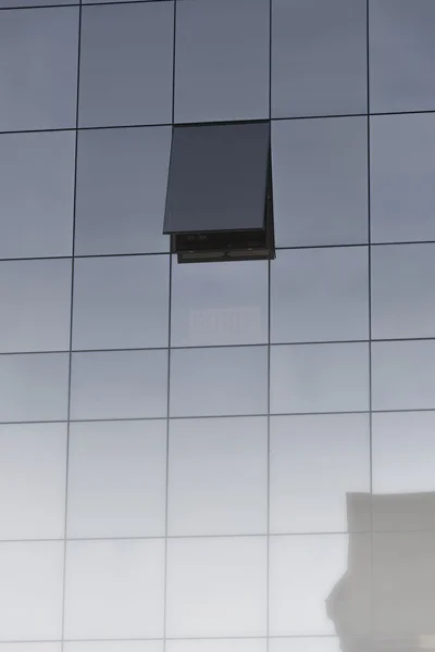 Fenêtre ouverte d'un immeuble de bureaux moderne — Photo