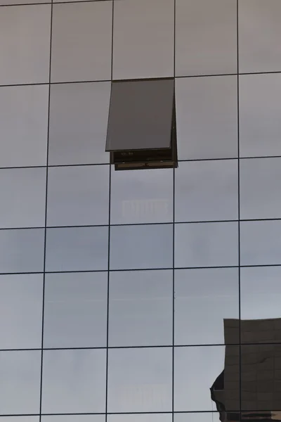 Öppna fönster i en modern kontorsbyggnad — Stockfoto