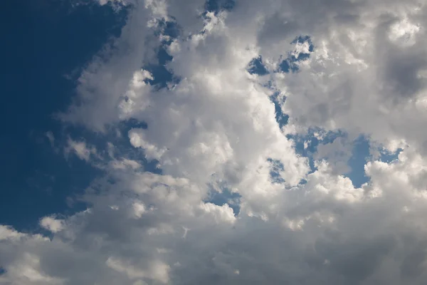 青い空に対する雲 — ストック写真