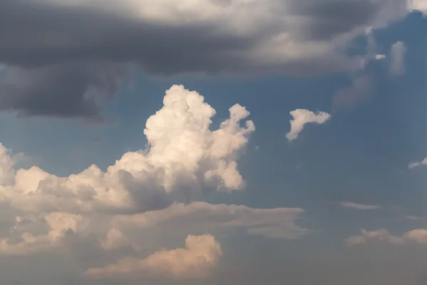 Molnig himmel på sunset bakgrund — Stockfoto