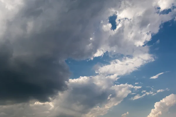 Mavi gökyüzüne karşı bulutlar — Stok fotoğraf