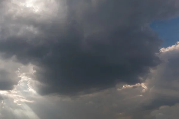 Nuvens negras tempestade com raios de sol — Fotografia de Stock