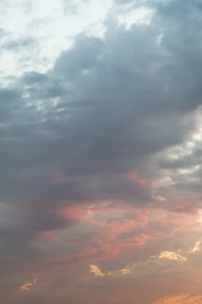夕日を背景に曇り空 — ストック写真