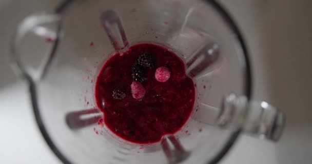 Замедленная съемка ароматный смузи со свежими ягодами — стоковое видео