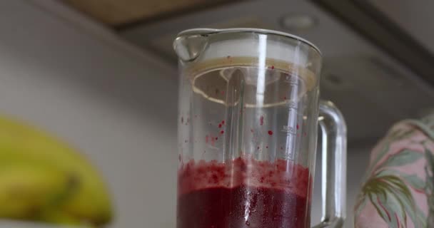 Zbliżenie ujęcia gotowego smoothie w blenderze na śniadanie — Wideo stockowe