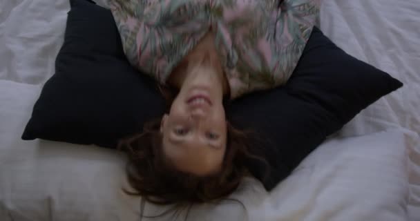一个在床上笑着的快乐女人的特写 — 图库视频影像