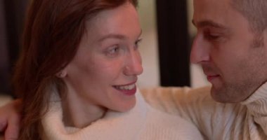 Duygusal kucaklaşmalar sırasında genç ve güzel bir çiftin yakın çekimi.