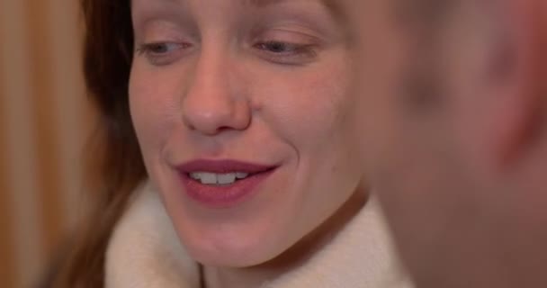 Close-up van een vrolijke lachende vrouw naast een liefhebbende man — Stockvideo