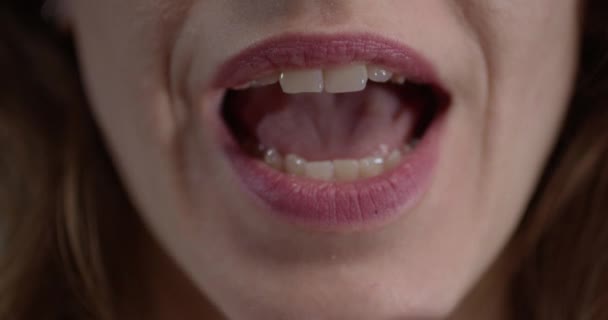 Zbliżenie uwodzicielskich ust samicy delikatnie chwytających winogrona — Wideo stockowe