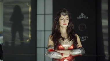 Zırhlı cesur ve güçlü bir kadının soğuk ve delici bakışları.