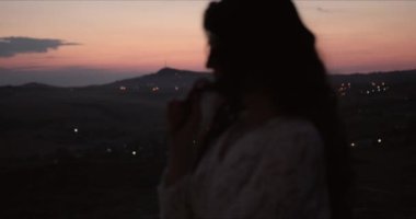 Dağlarda baştan çıkarıcı bir kadının silueti