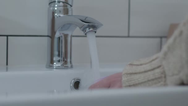 Κοντινό πλάνο απαλών γυναικείων χεριών που πλένουν το εμμηνορροϊκό κύπελλο κάτω από ένα ρεύμα ζεστού νερού. Αυτόνομη περίθαλψη — Αρχείο Βίντεο