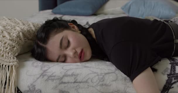 Üniversitede yorucu bir günün ardından uyuyan genç bir kızın yakın çekimi. — Stok video