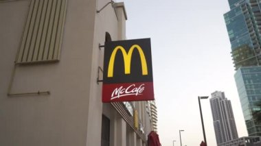 Dubai, BAE - 6 Nisan 2021. McDonalds büyük bir şehirde imza atıyor..