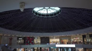 Dubai, BAE - 6 Nisan 2021. Büyük bir şehirde alışveriş merkezi. Alışveriş için bir yer. İçinde bir sürü şey olan farklı dükkanlar..